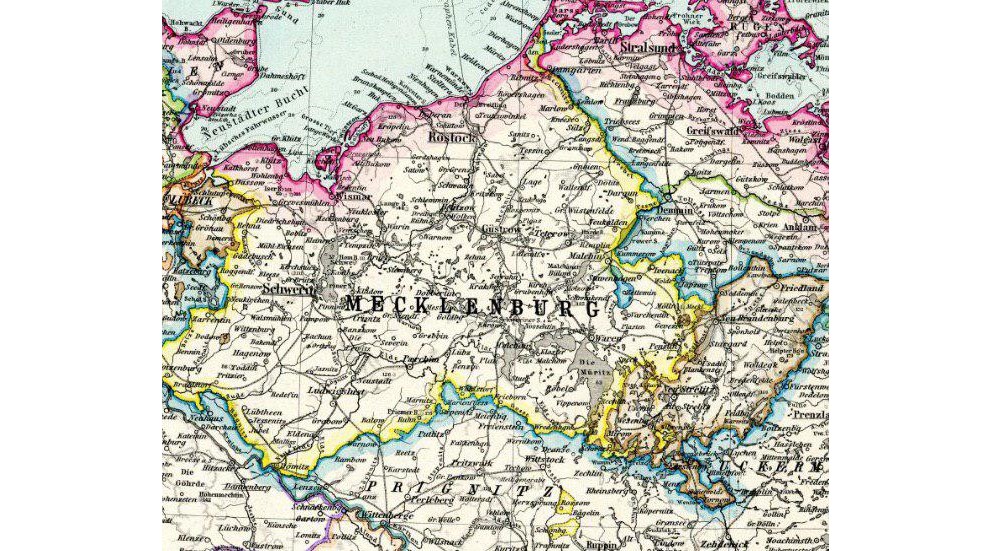 Die Landkarte zeigt die Großherzogtümer Mecklenburg-Schwerin und Mecklenburg-Strelitz, um das Jahr 1890. Die Grenze des Deutschen Reiches ist rot unterlegt, die Preußens blau, die von Mecklenburg-Schwerin gelb, die von Mecklenburg-Strelitz braun.