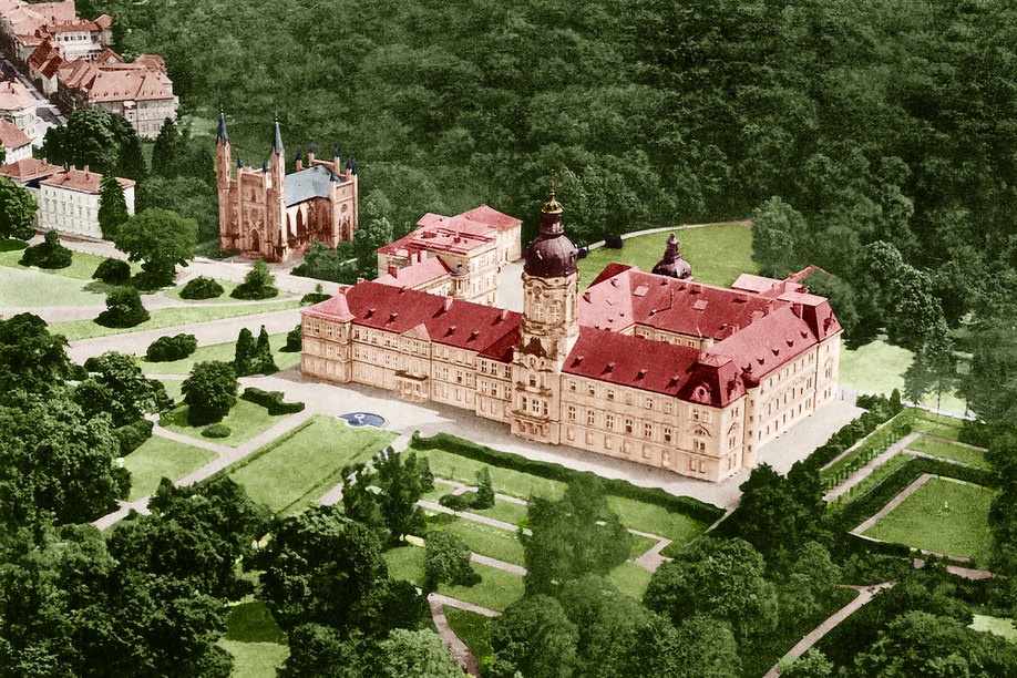 Schloss Neustrelitz, daneben die Schlosskirche (koloriertes Luftbild, um 1920) Jürgen Haase, Dr. Rajko Lippert & diverse • Public domain