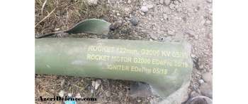 Die Überreste einer Rakete mit der Markierung, die vermuten lässt, dass sie in Serbien hergestellt wurde. Foto: Aserbaidschanische Verteidigung